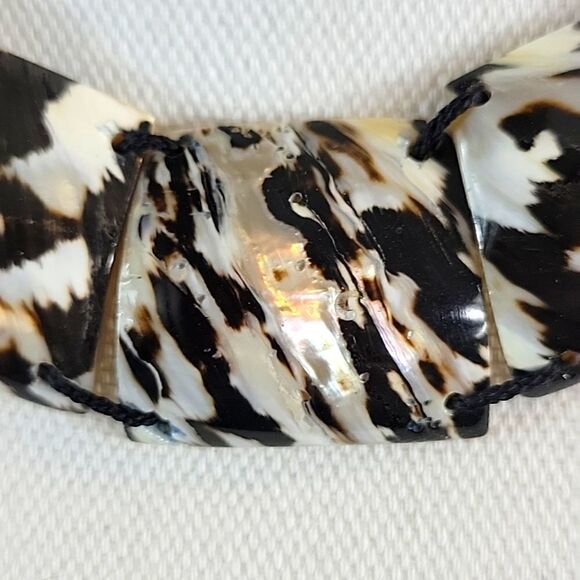 Blk/Wht/Tan-Shell Piece Statement Necklace - Picture 5 of 5